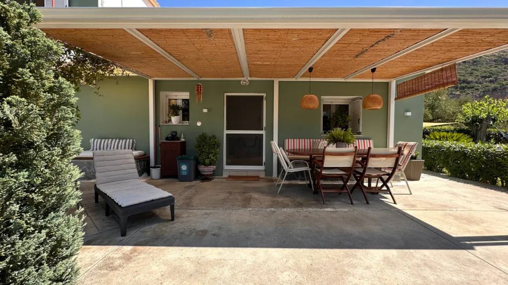 The dining area with its outdoor table