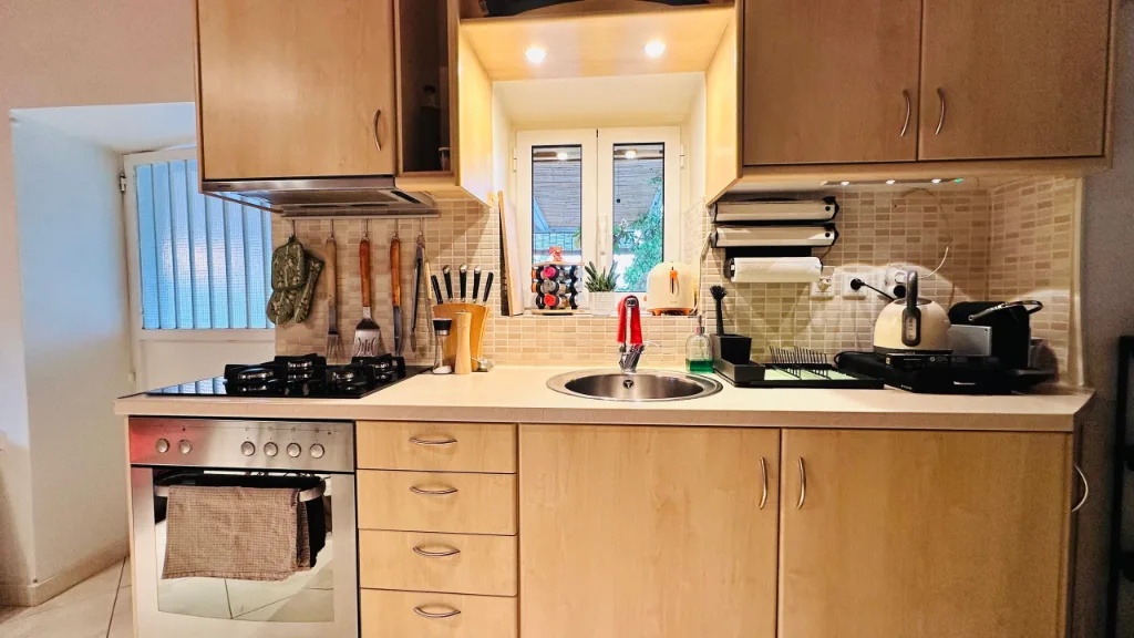The well-equipped kitchen